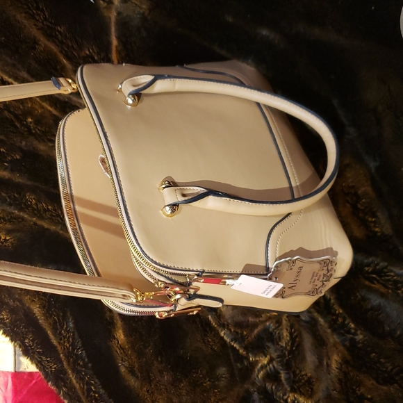 An Alyssa Handbag with the most Pockets you'll ever see on a purse! - Picture 4 of 11